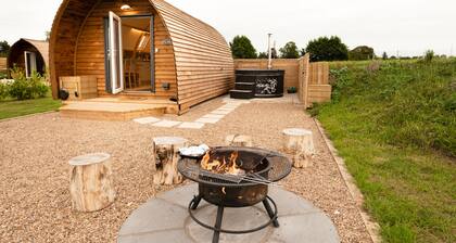 Cosy Cabin with Wood Fired Hot Tub