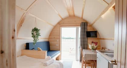 Cosy En-Suite Cabin near Newark