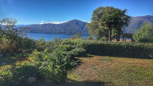 A garden with a view of a lake and mountains. - Mirabella villa with pool and garden  in Brezzo di (Brezzo di Bedero)
