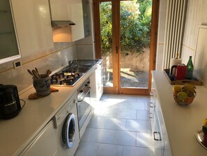 Kühlschrank, Ofen, Geschirrspüler, Kochgeschirr/Geschirr/Besteck