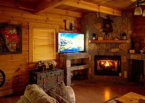 TV connectée, cheminée, lecteur de DVD, chaîne hi-fi