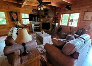 Smart-tv, eldstad, dvd-spelare och en stereo