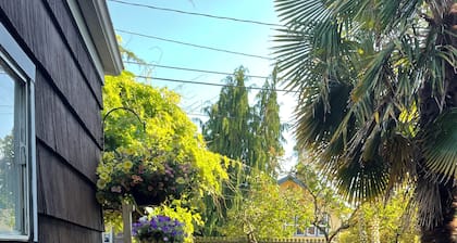 Charming 2-bedroom house with AC, WiFi in amazing Seattle