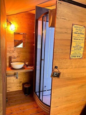 Bathroom - Gîtes de France® - Lodge du Pech de Rolles (SAINT-MEDARD)