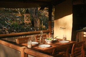 Outdoor dining - Gîtes de France® - Lodge du Pech de Rolles (SAINT-MEDARD)