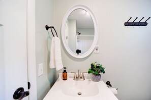 Douche, séchoir à cheveux, serviettes fournies