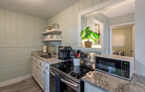 Kjøleskap, mikrobølgeovn, ovn og kokeplater