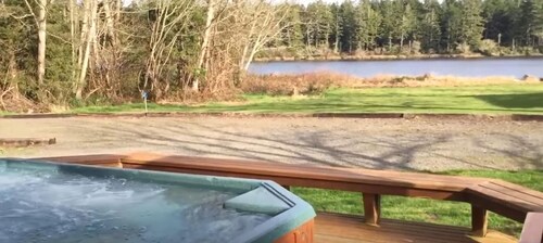 Lakeside Cottage -Coastal Retreat–30+ Day Stay; Creatives, Remote Workers & More