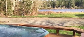Lakeside Cottage -Coastal Retreat–30+ Day Stay; Creatives, Remote Workers & More