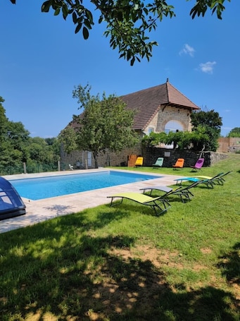 A heated pool. Gîtes de France® - Au Grand Bonheur - Gîte Rocamadour