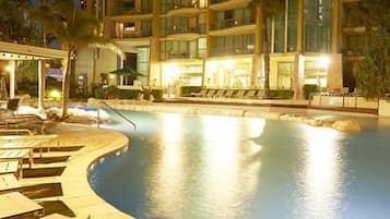 Hồ bơi ngoài trời