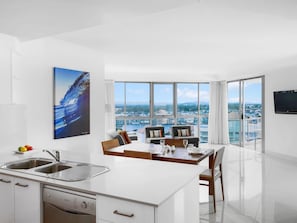 Private kitchen - Mantra Sun City Surfers Paradise (Gold Coast)