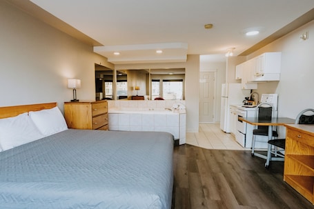 Suite, 1 King Bed, Kitchenette. Western Budget Plus Grande Prairie 1