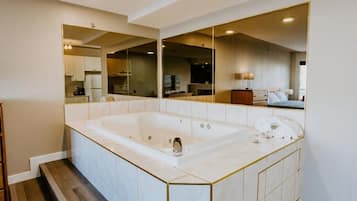 Suite, 1 King Bed, Kitchenette | Jetted bathtub