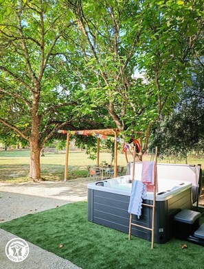 Outdoor spa tub