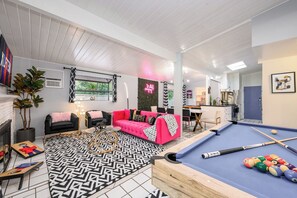 Games room - Vacation 4BR Oasis Near Disney + Pool & Arcade (Fullerton)