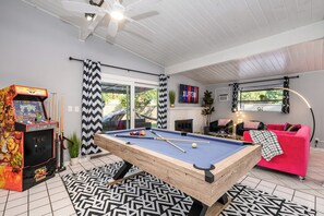 Games room - Vacation 4BR Oasis Near Disney + Pool & Arcade (Fullerton)