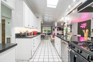 Kylskåp, mikrovågsugn, ugn och spishäll