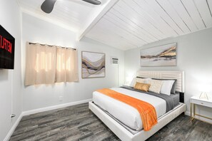 4 sovrum, skrivbord, strykjärn/strykbräda och resesäng