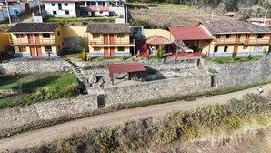 Una zona residencial con casas que tienen muros de piedra y tejados de tejas.