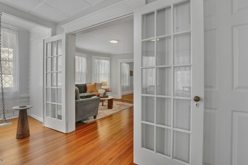 West Hartford Center:  Charming New England Apt
