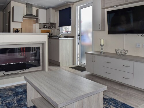 This lovely caravan is perfect for couples, friends, or families.