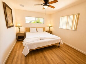3 bedrooms, iron/ironing board, travel crib, WiFi (free) - Coral Point with Heated Pool with Gulf Access (Cape Coral)