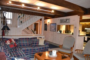 Smart TV, fireplace - Charming 3-bedroom condo in Bromley Village. (Peru)