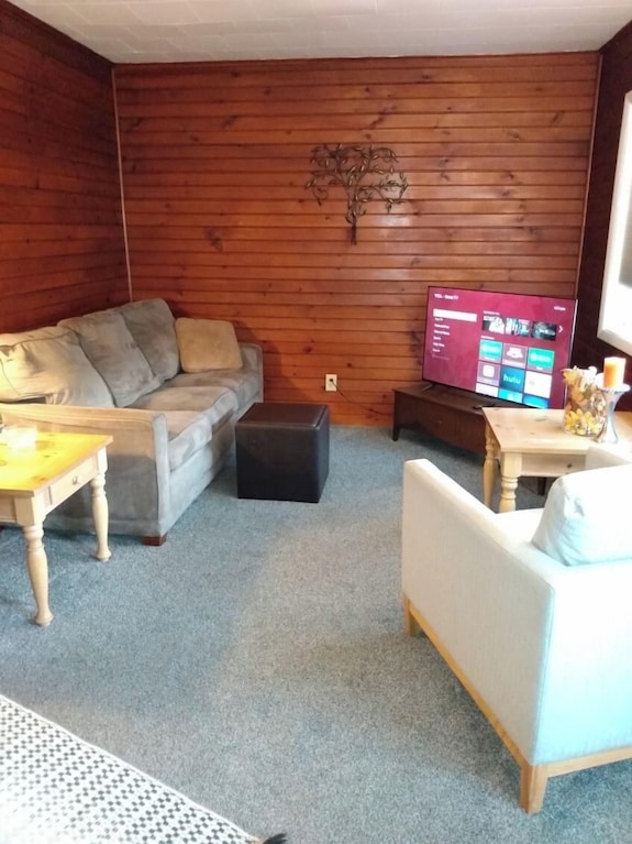 1 Bed, 1 Bath Central Dm By Va Hospital North Of Drake University No Stairs. - Des Moines, IA