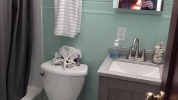 Hiustenkuivaaja, pyyhkeet, saippua, vessapaperi