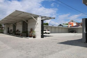 Unclassified image, 2 of 20, button - Helsinki Hotel Palu (South Palu)