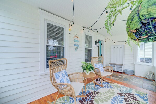 Terrace/patio - Beach-Chic Farmhouse (Muskegon)