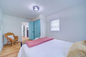 2 bedrooms, WiFi, bed sheets - Beach-Chic Farmhouse (Muskegon)