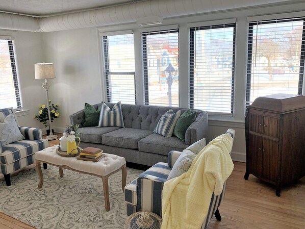 TV - Elegant French Country - Apt A (Muskegon)