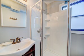 Shower, hair dryer, towels - Lovely Mid-Century Modern - Apt B (Muskegon)