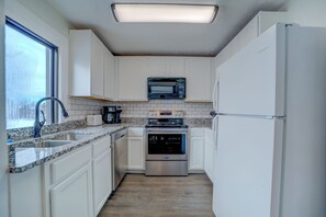 Fridge, microwave, oven, stovetop - Parisian Botanical - Apt D (Muskegon)