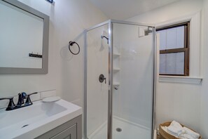 Shower, hair dryer, towels - Parisian Botanical - Apt D (Muskegon)