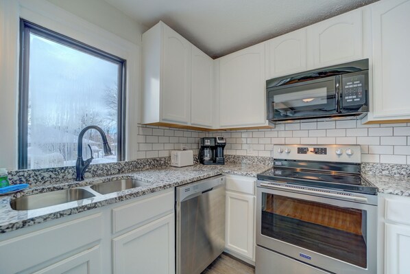 Fridge, microwave, oven, stovetop - Parisian Botanical - Apt D (Muskegon)