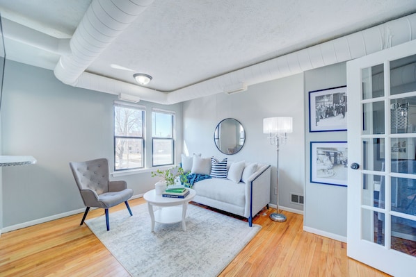 TV - Spacious Classic Studio - Apt C (Muskegon)