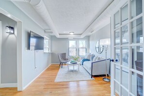 TV - Spacious Classic Studio - Apt C (Muskegon)