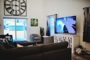 Smart TV - Raven's Retreat-Epic Game Room-Aurora Views (North Pole)