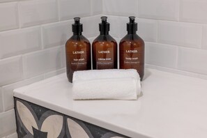 Free toiletries, hair dryer, slippers, towels - Whisky Hotel  (Los Angeles)