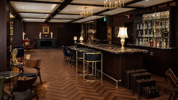 2 bars/lounges