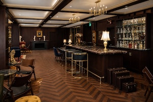 2 bars/lounges