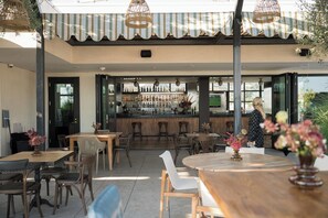 2 bars/lounges - Whisky Hotel  (Los Angeles)