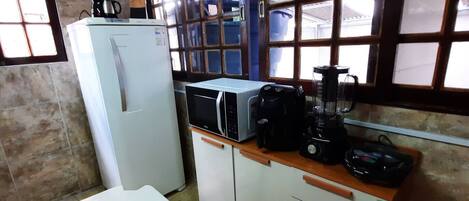 Four Ă micro-ondes, un four, surface de cuisson