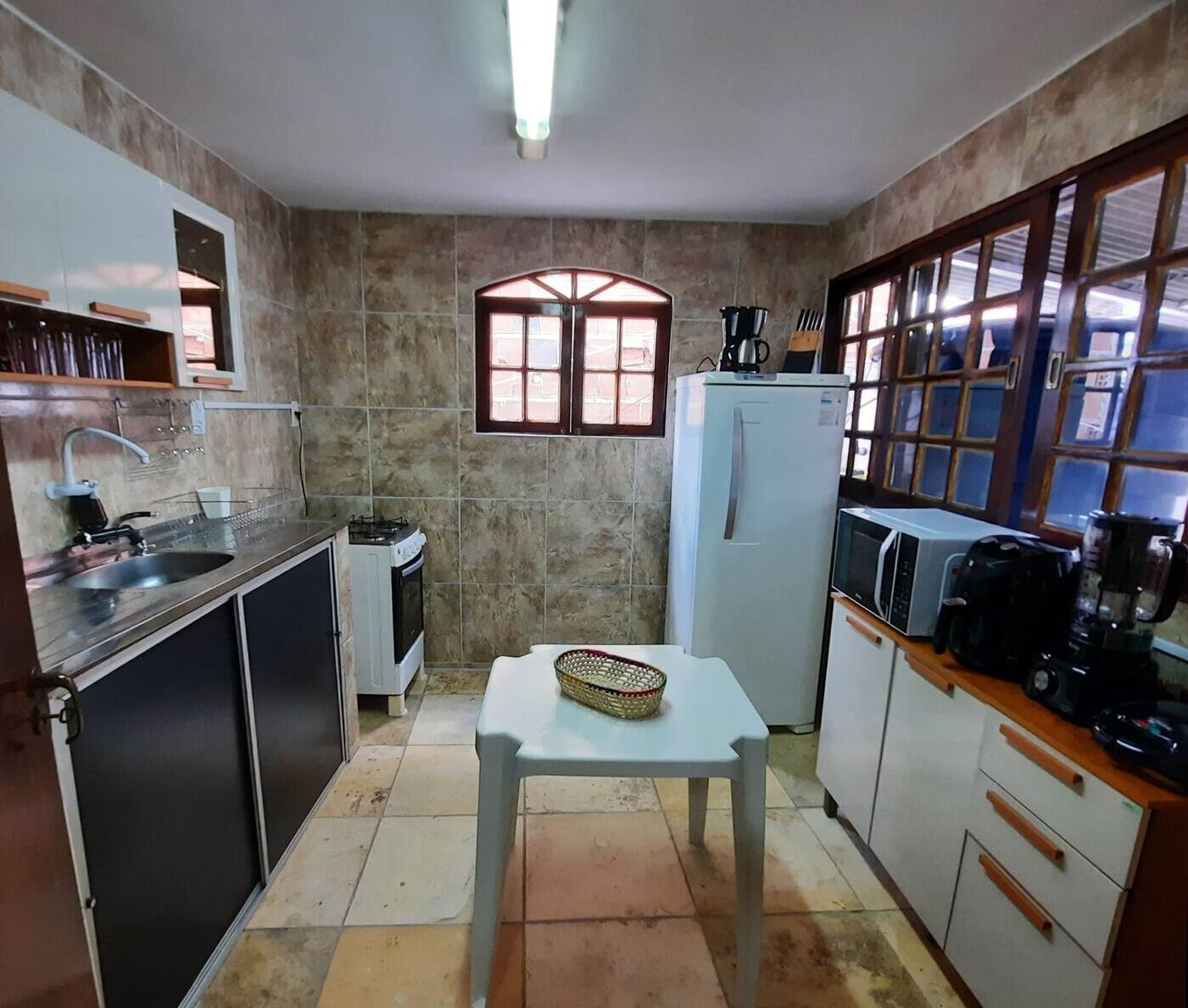 Microondas, horno y placa de cocina