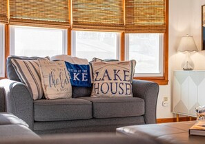 TV, fireplace, table football, books - Lucky Dozen Lakehouse-Dock, Slip, Kayaks, SUPs (Winchester)