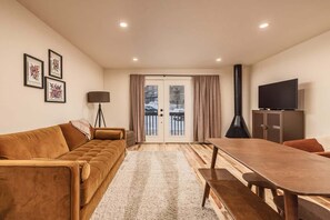 TV, offices - Slopeside Suite at Alyeska - Ski In Ski Out (Girdwood)