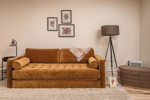 TV, offices - Slopeside Suite at Alyeska| Ski In Ski Out (Girdwood)